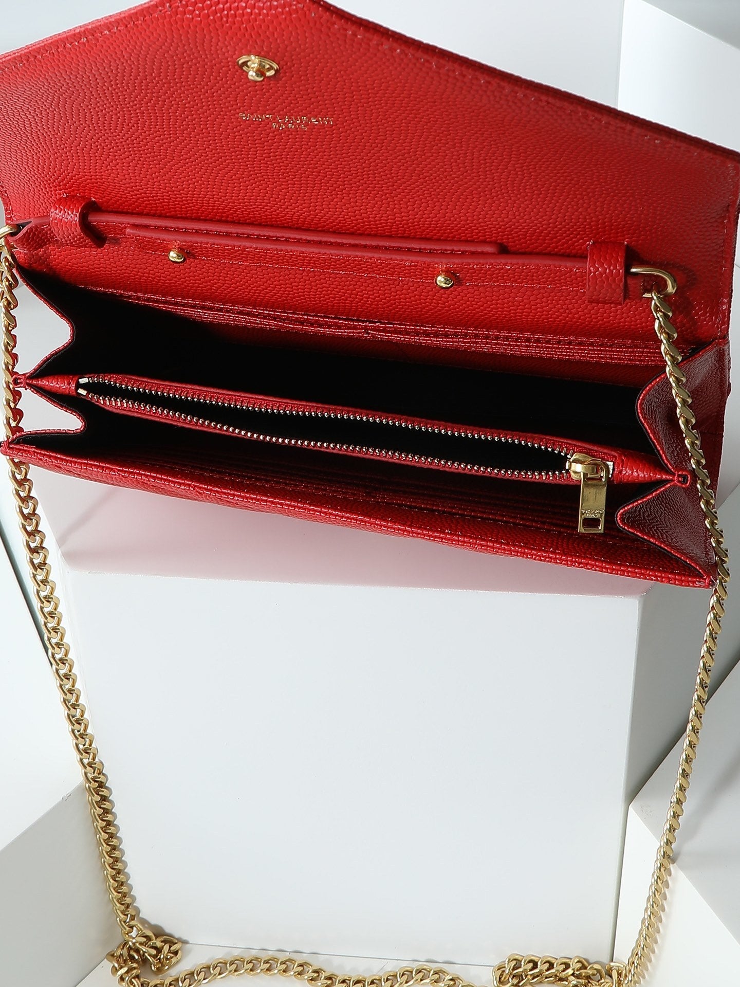 Yves Saint Laurent "Kate" – Rouge Passion