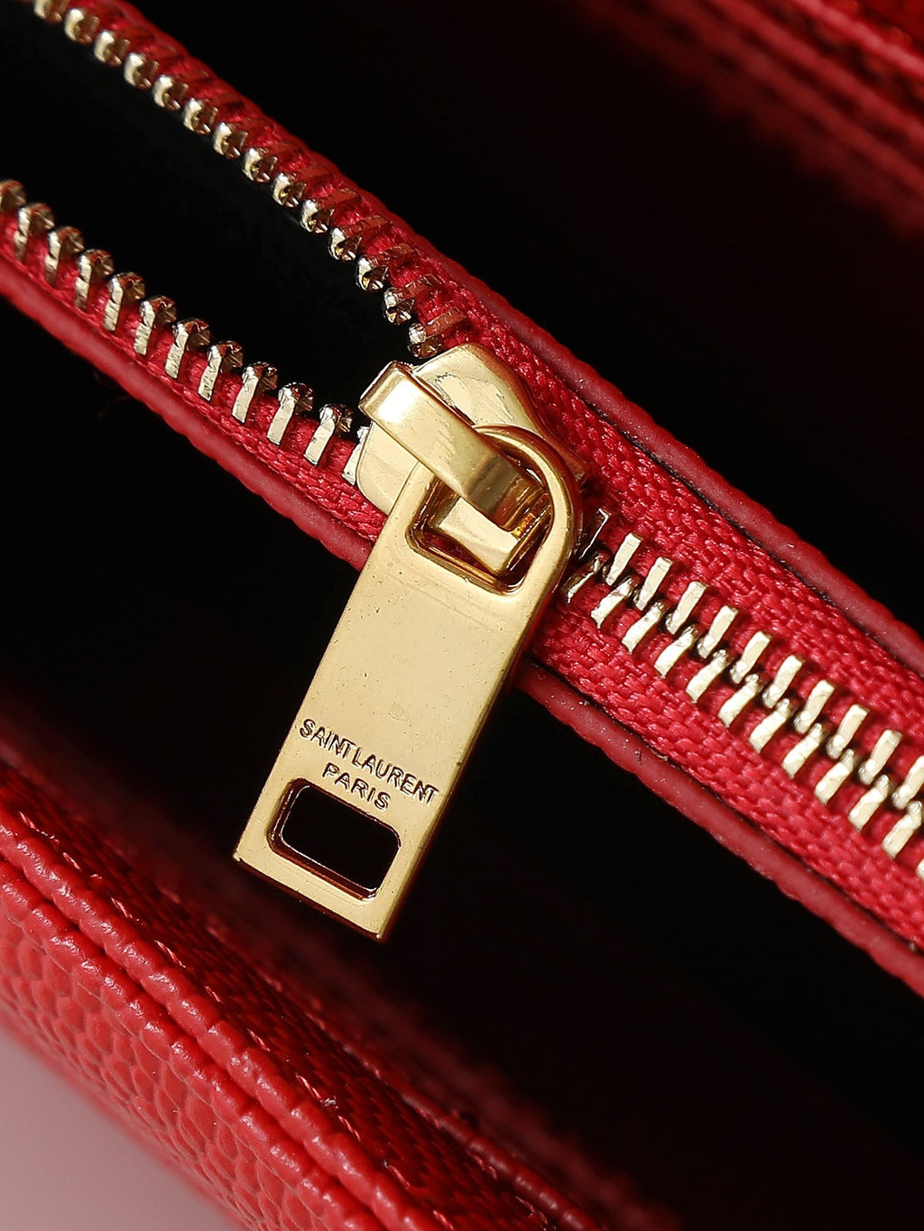 Yves Saint Laurent "Kate" – Rouge Passion